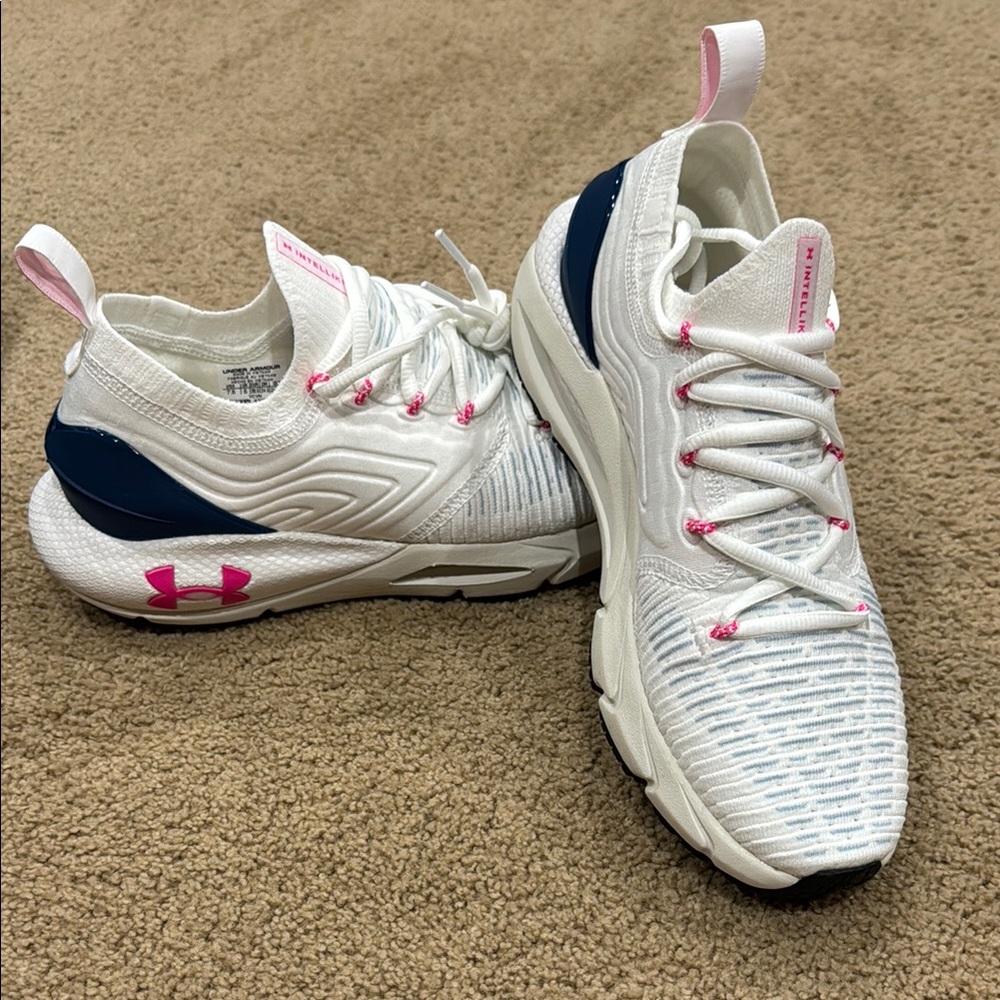 New Under Armour Women’s Hovr Phantom 2 size 7.5